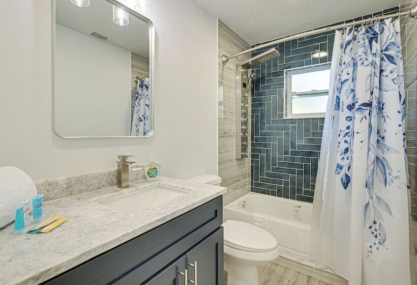 Spring Hill Home W/ Pool, Bbq Grill & Outdoor Tv!