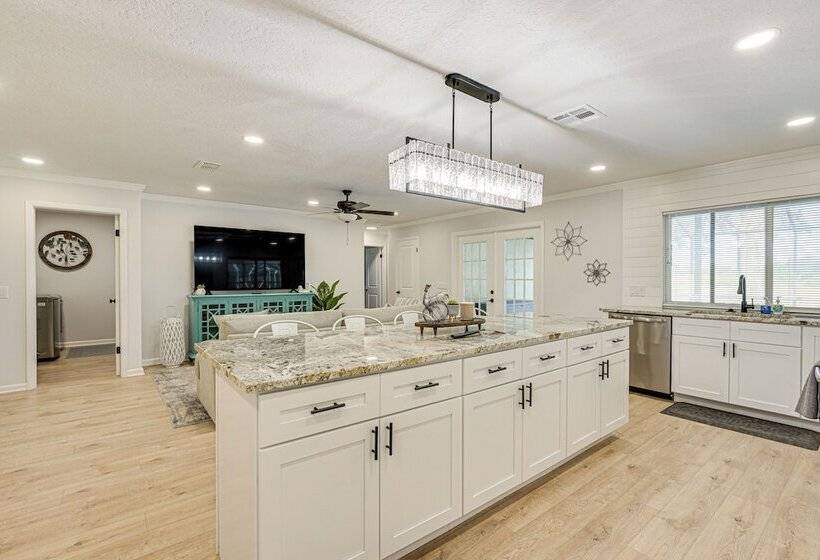 Spring Hill Home W/ Pool, Bbq Grill & Outdoor Tv!