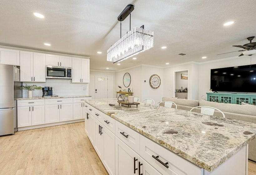 Spring Hill Home W/ Pool, Bbq Grill & Outdoor Tv!