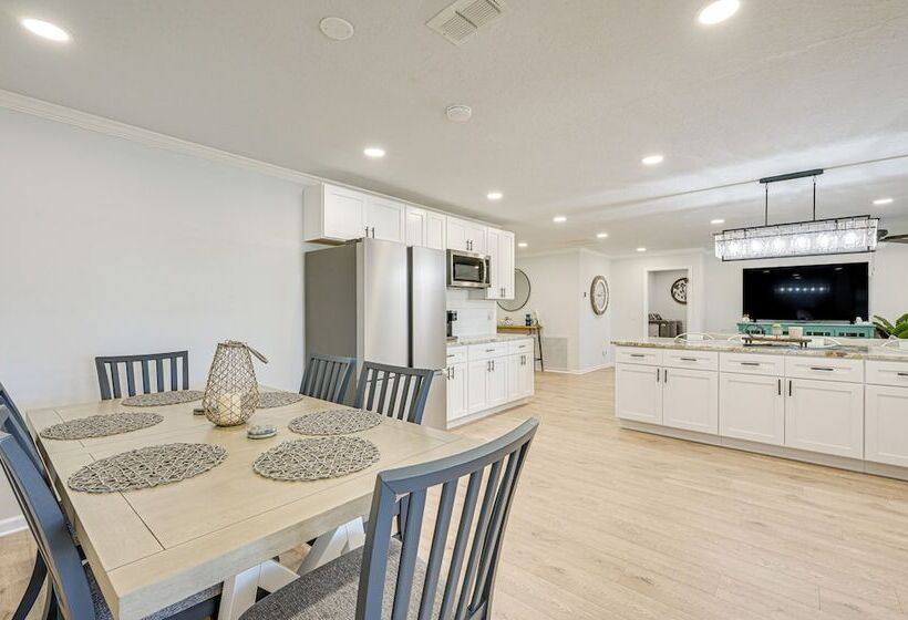 Spring Hill Home W/ Pool, Bbq Grill & Outdoor Tv!