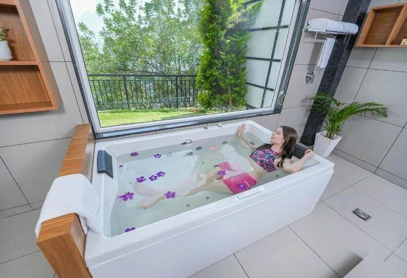 Sprise Munnar Resort And Spa