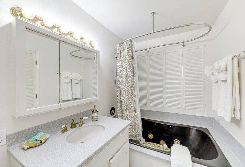 Summerland Home W/ Beach Supplies: Walk To Beach!