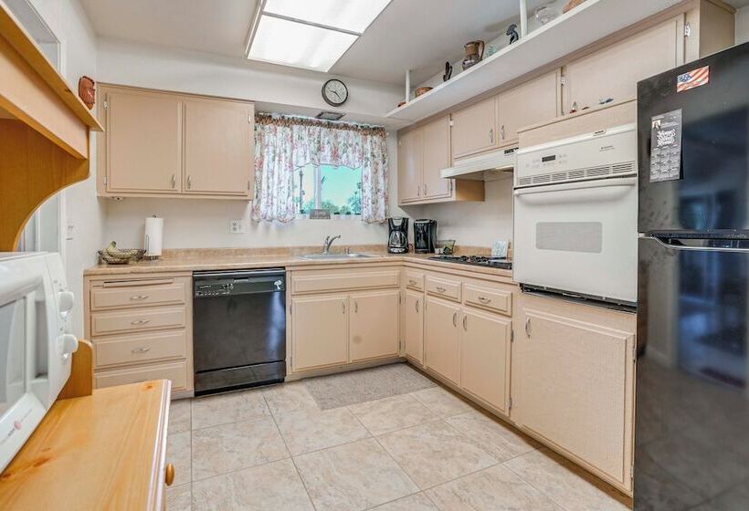 Sun City Home On Golf Course: Patio & Grill!