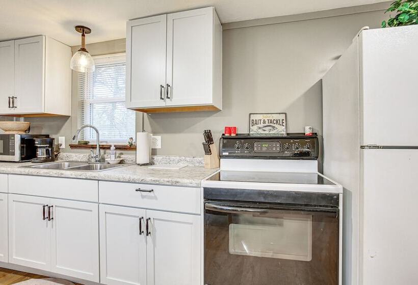 Updated Wellston Cabin, Walk To Lake Beach + Dock!