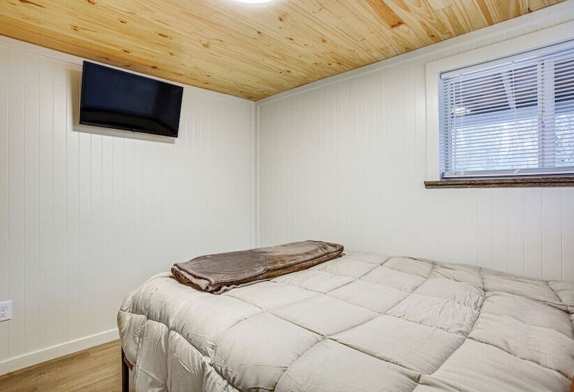 Updated Wellston Cabin, Walk To Lake Beach + Dock!