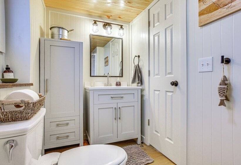 Updated Wellston Cabin, Walk To Lake Beach + Dock!