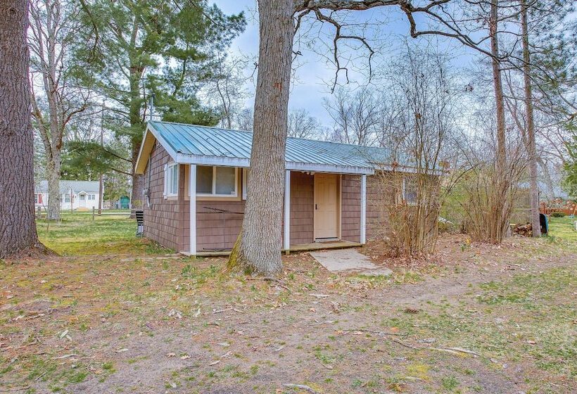 Updated Wellston Cabin, Walk To Lake Beach + Dock!