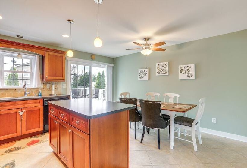 Villas Hideaway W/ Deck, Walk To Bay Beach!