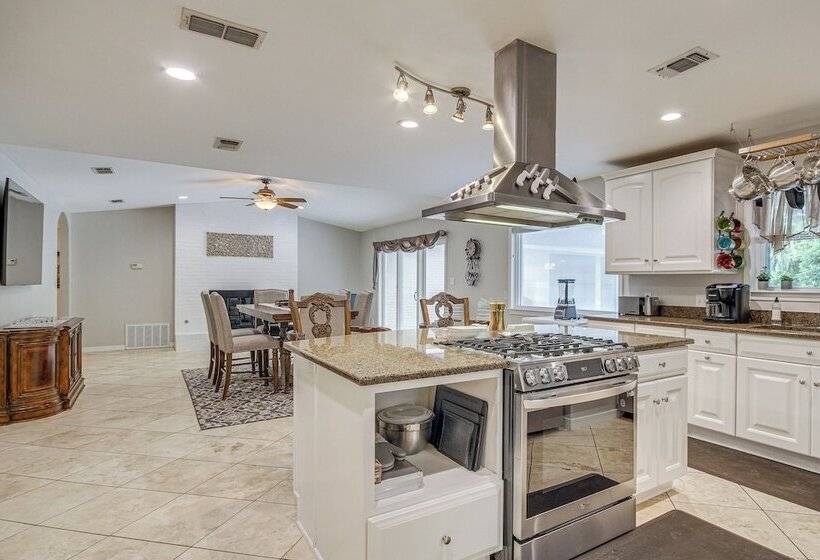 Waterfront Ocean Springs Retreat: Lanai & Hot Tub!