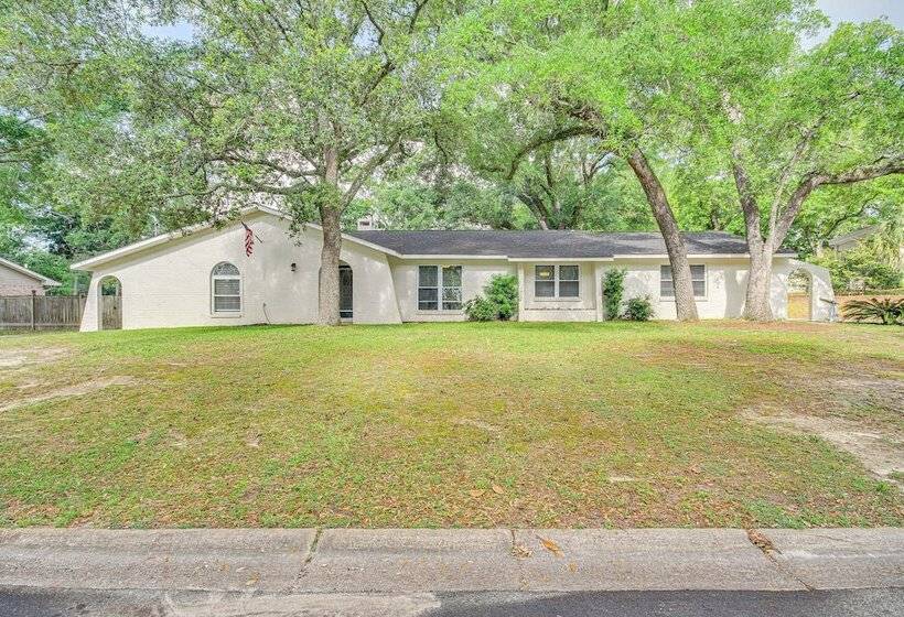 Waterfront Ocean Springs Retreat: Lanai & Hot Tub!