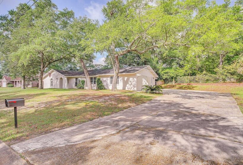 Waterfront Ocean Springs Retreat: Lanai & Hot Tub!