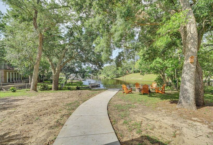 Waterfront Ocean Springs Retreat: Lanai & Hot Tub!