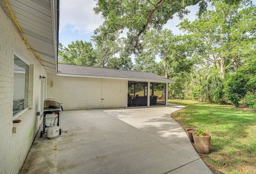 Waterfront Ocean Springs Retreat: Lanai & Hot Tub!