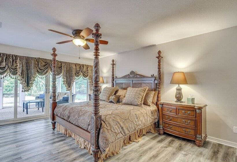 Waterfront Ocean Springs Retreat: Lanai & Hot Tub!