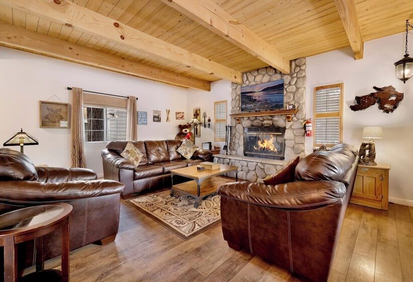 Whiskey Mountain Lodge   2028