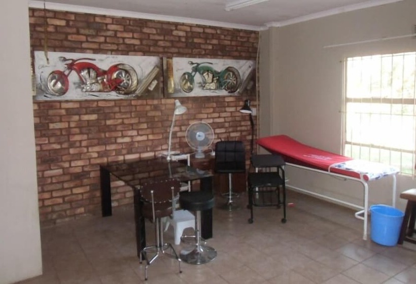 فندق صغير Blue Moon Backpackers