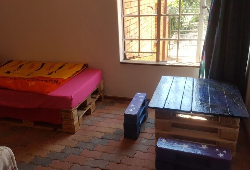 فندق صغير Blue Moon Backpackers