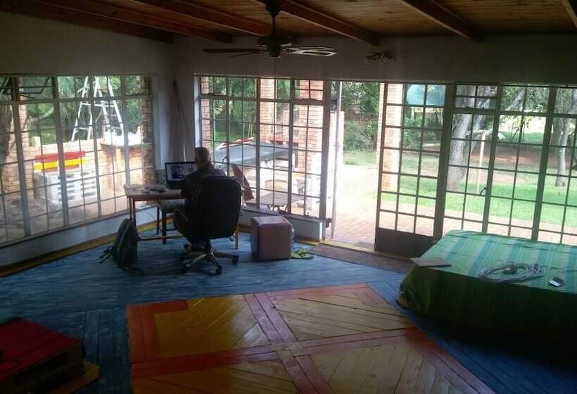 فندق صغير Blue Moon Backpackers