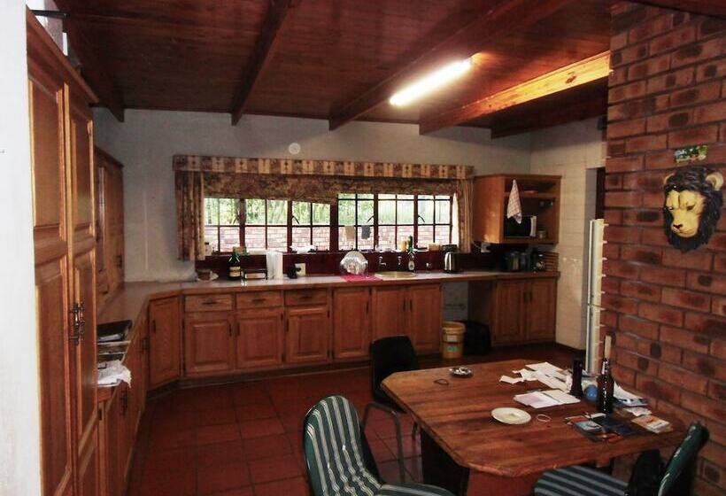 فندق صغير Blue Moon Backpackers