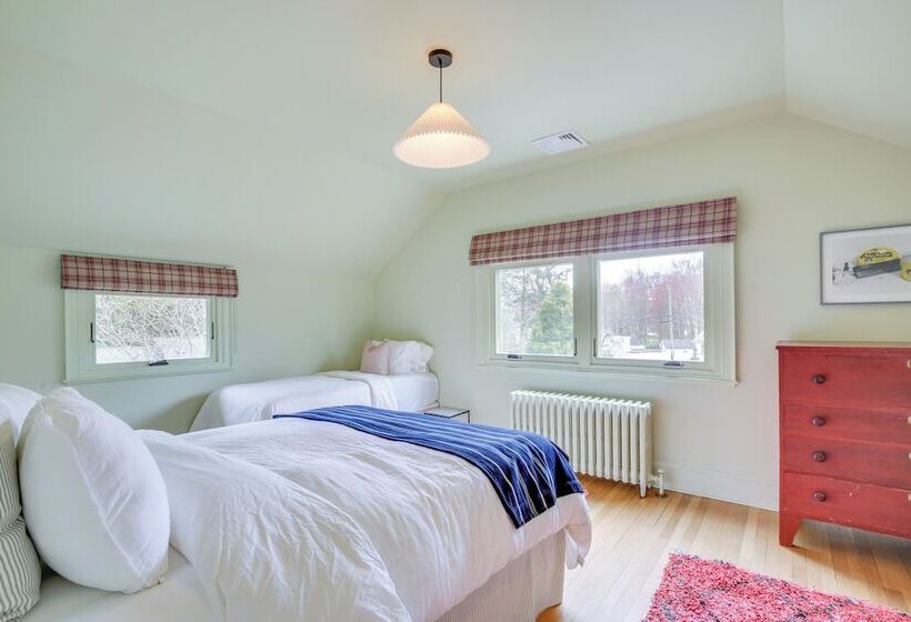 Charming Greenwich Escape Near Wooded Trails!