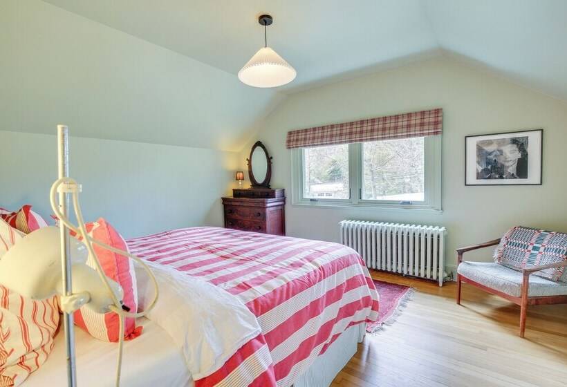 Charming Greenwich Escape Near Wooded Trails!