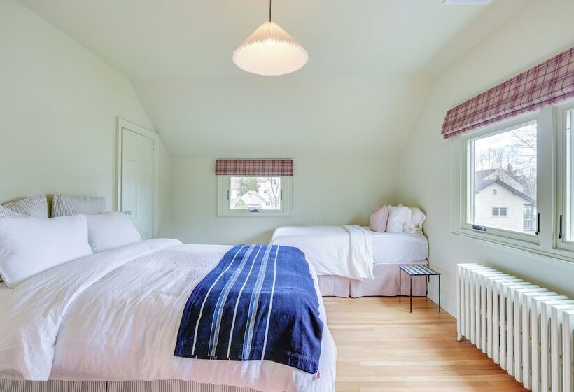 Charming Greenwich Escape Near Wooded Trails!