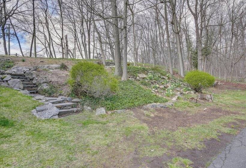 Charming Greenwich Escape Near Wooded Trails!