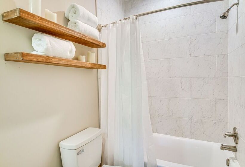 Cozy Crowley Home: Modern Interior, Covered Porch!