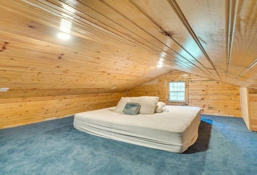 Cozy Hemphill Cabin W/ Lake Views & Deck!