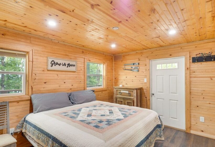 Cozy Hemphill Cabin W/ Lake Views & Deck!