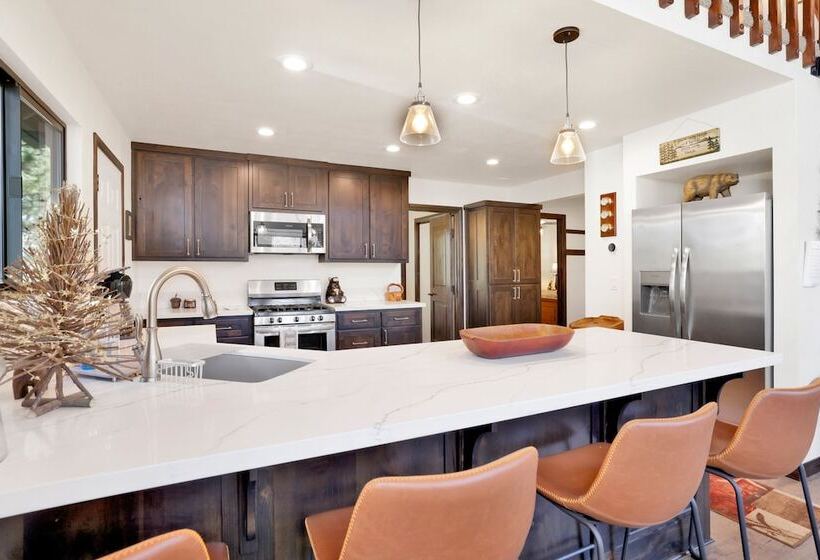 Georgia Street Retreat #2344