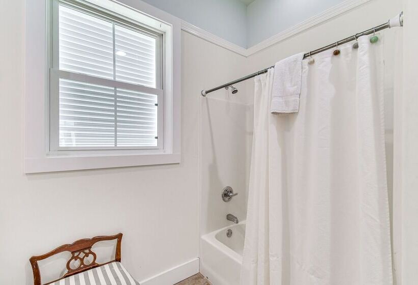 Gulf Shores Beach House W/ Deck: Walk To Shore!