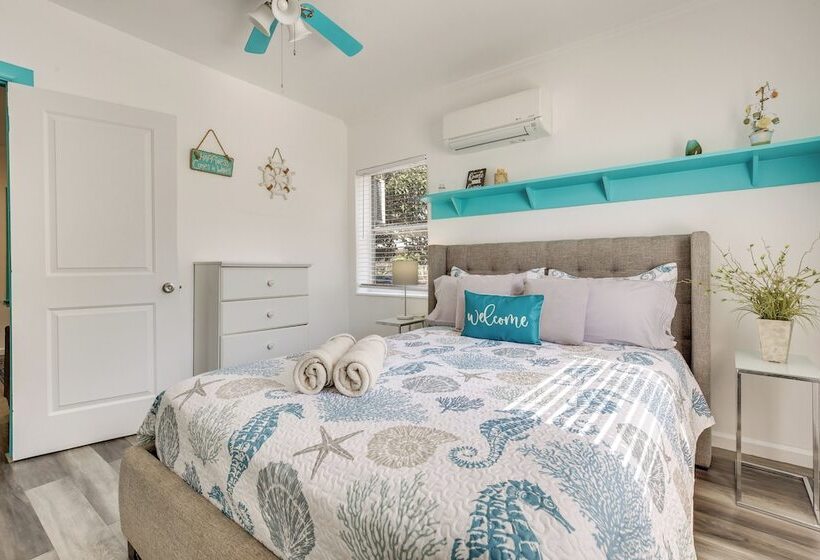 Hollywood Beach Bungalow Near Golf: Pets Welcome!