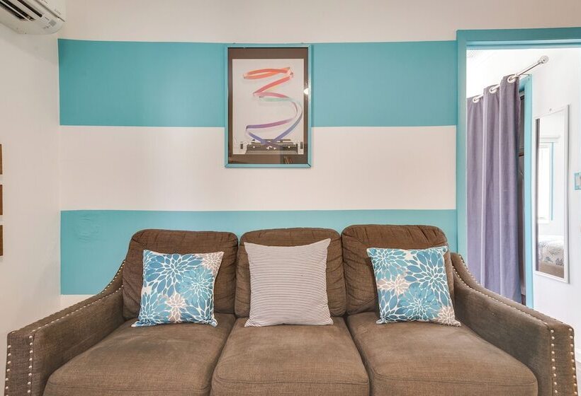 Hollywood Beach Bungalow Near Golf: Pets Welcome!