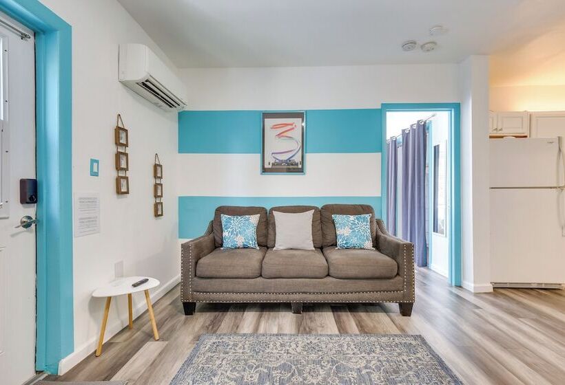 Hollywood Beach Bungalow Near Golf: Pets Welcome!