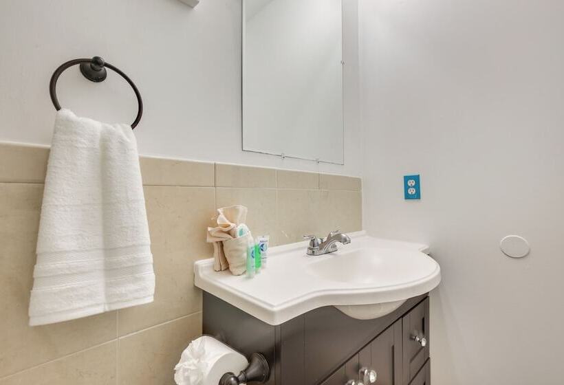 Hollywood Beach Bungalow Near Golf: Pets Welcome!