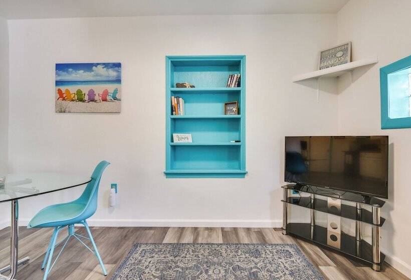 Hollywood Beach Bungalow Near Golf: Pets Welcome!