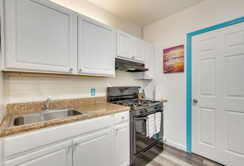 Hollywood Beach Bungalow Near Golf: Pets Welcome!