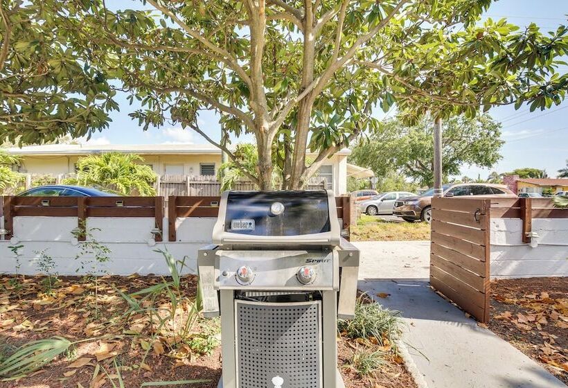 Hollywood Beach Bungalow Near Golf: Pets Welcome!
