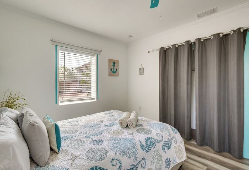 Hollywood Beach Bungalow Near Golf: Pets Welcome!