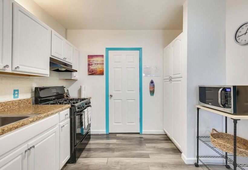 Hollywood Beach Bungalow Near Golf: Pets Welcome!