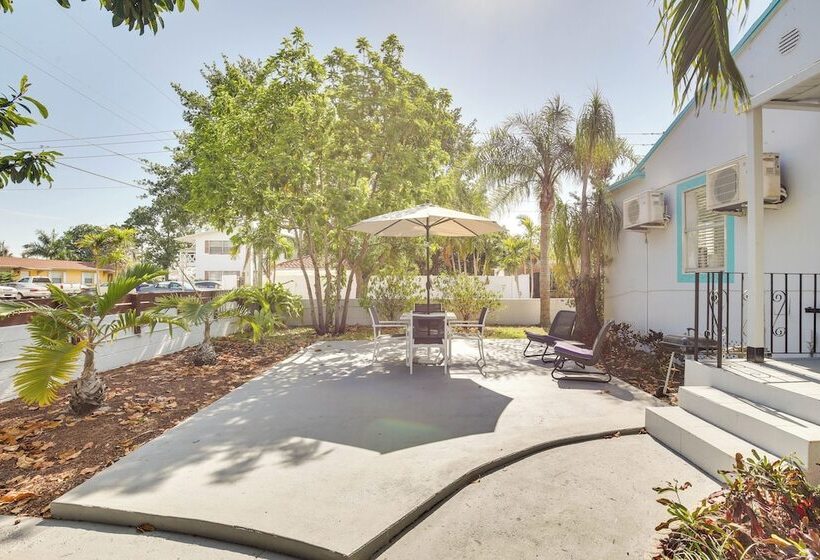 Hollywood Beach Bungalow Near Golf: Pets Welcome!