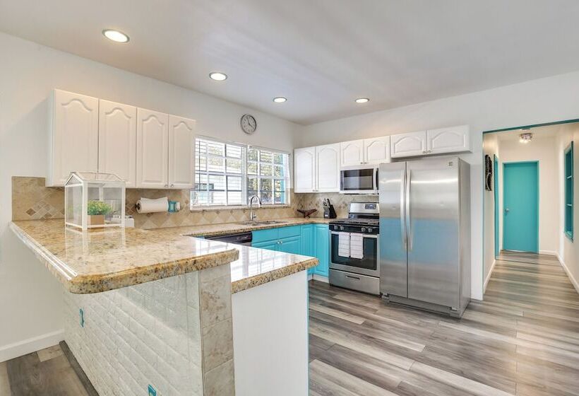 Hollywood Cottage: 2 Mi To Hollywood Beach!