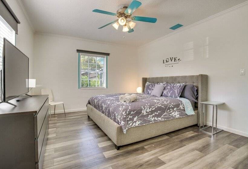 Hollywood Cottage: 2 Mi To Hollywood Beach!