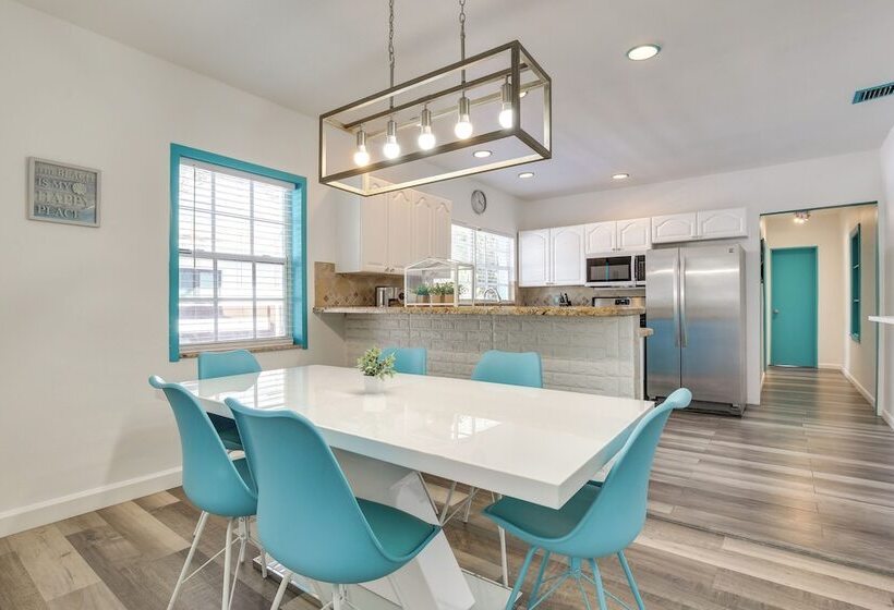 Hollywood Cottage: 2 Mi To Hollywood Beach!