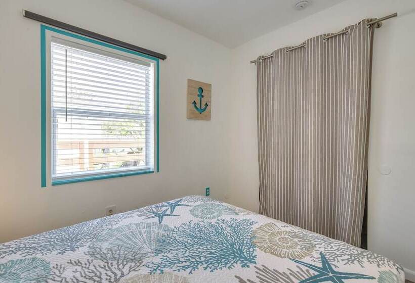 Hollywood Cottage: 2 Mi To Hollywood Beach!