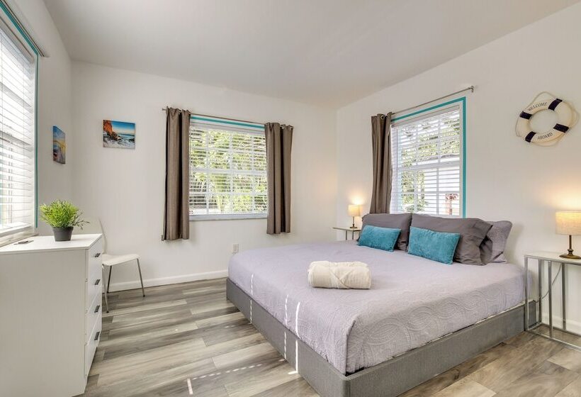 Hollywood Cottage: 2 Mi To Hollywood Beach!