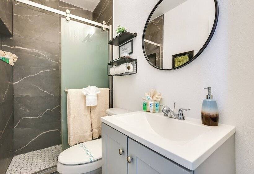 Hollywood Cottage: 2 Mi To Hollywood Beach!