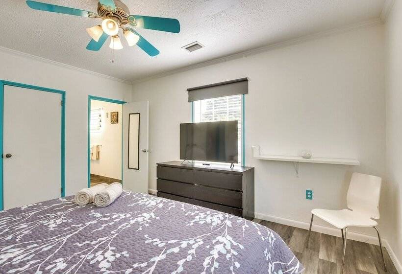 Hollywood Cottage: 2 Mi To Hollywood Beach!