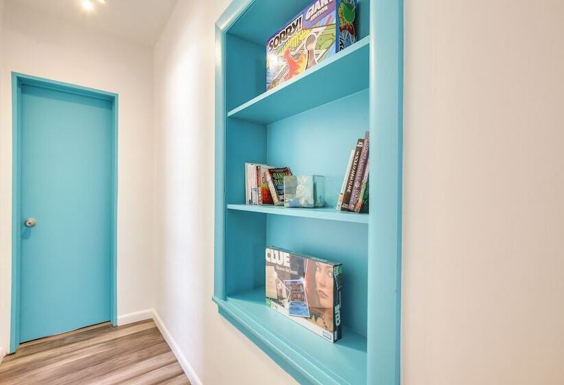 Hollywood Cottage: 2 Mi To Hollywood Beach!